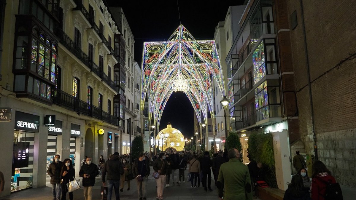 Iluminación de la calle Santiago, con la esfera al fondo | PHOTOGENIC