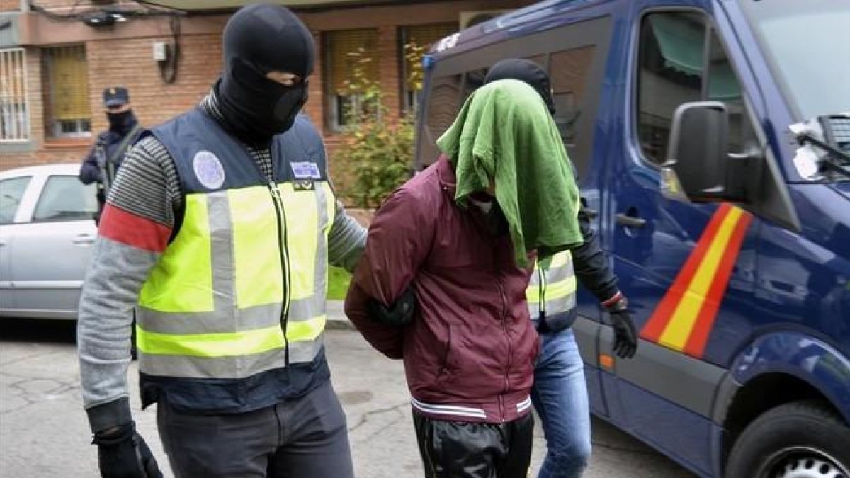 Momento de la detención de un presunto yihadista.-EFE