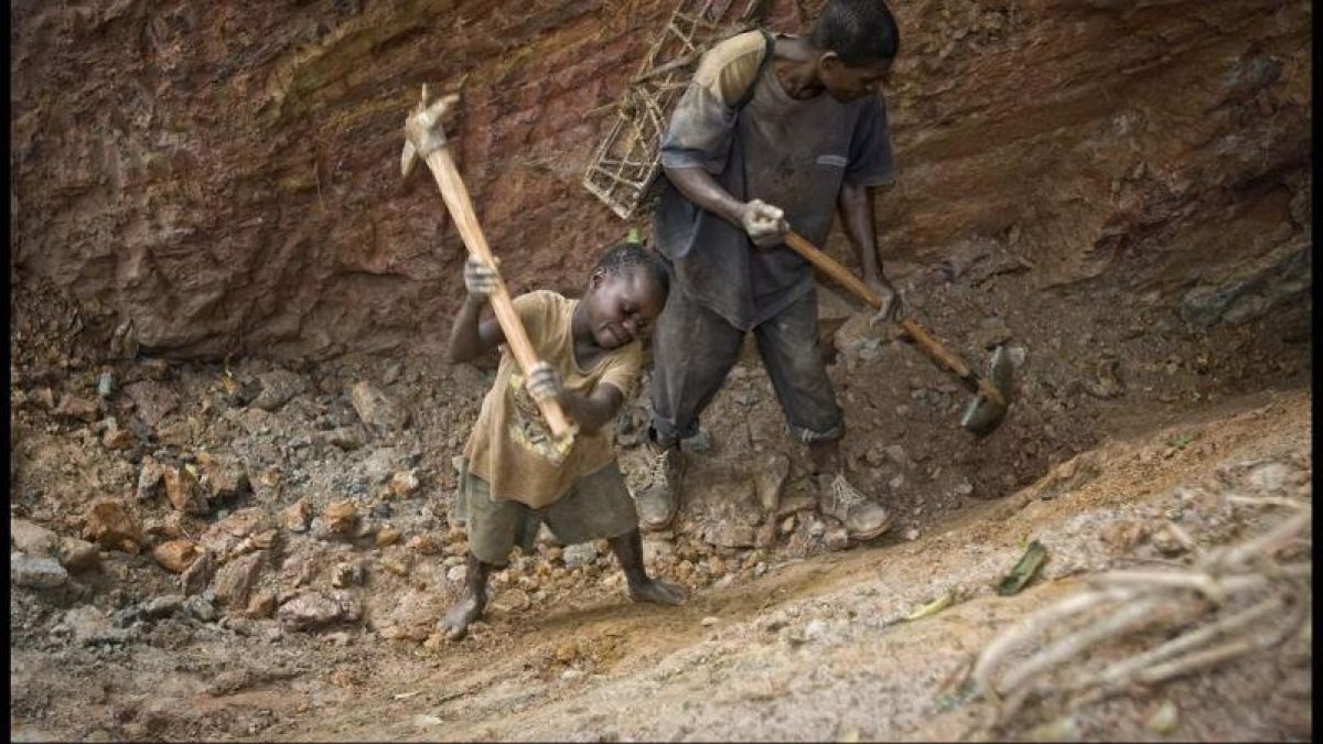 Niños trabajando en una mina de coltán en Ndola-Ndola, cerca de Itebero, en la República Democrática del Congo, en una imagen de archivo.-ARCHIVO