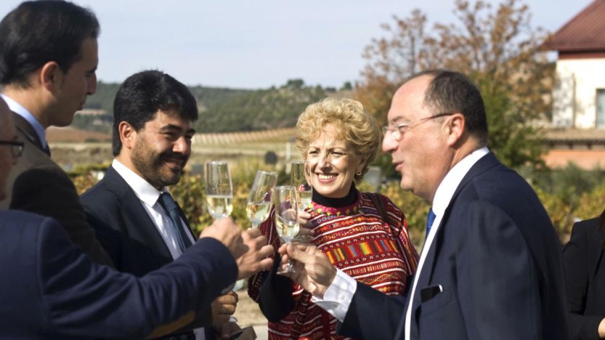 Carlos Moro (d), organizador de las Jornadas, brinda con la embajadora de México en España Roberta Lajous.-E. M.