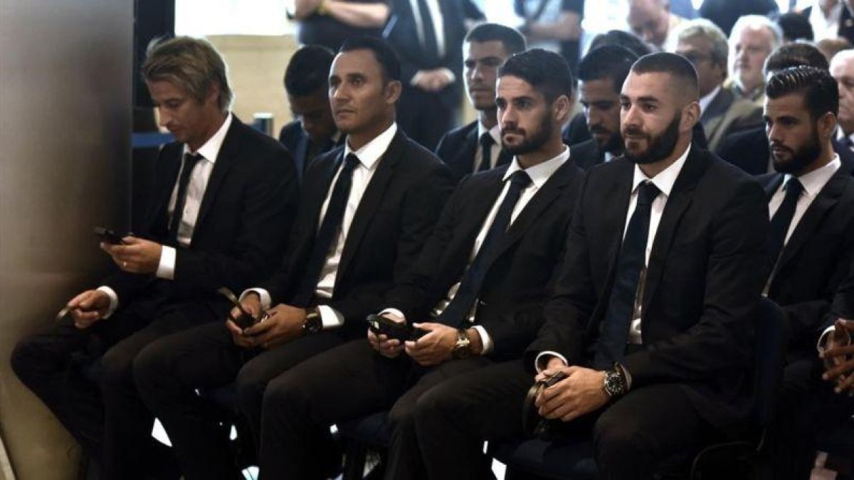 Coentrao, Navas, Isco, Benzema y Nacho, durante el acto celebrado este miércoles en el Bernabéu.-FERNANDO VILLAR / EFE