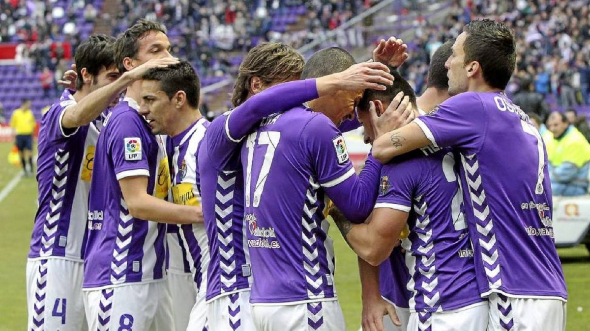 Jugadores blanquivioleta celebran uno de los tres goles al Sporting-J.M.Lostau