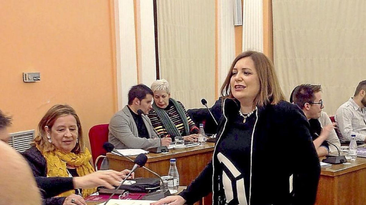 DOMINGO SUSTITUYE A LADOIRE. La número 9 de la lista del PP en las municipales del 24 de mayo, Ana Domingo, tomó ayer posesión del acta de concejal para sustituir en su escaño a Alicia Ladoire, quien dimitió el 4 de noviembre. La número 11, María Jesús Ru-S.G.