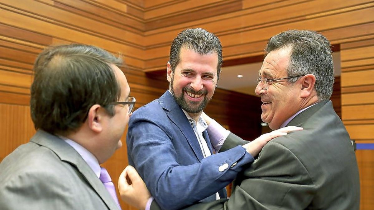 Luis Tudanca y José Ignacio Martín se felicitan en un momento del Pleno de las Cortes por la victoria de Sánchez en presencia de Luis Cepas-ICAL