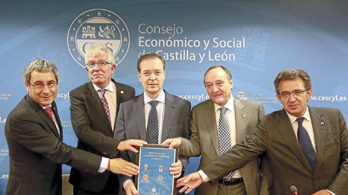 José Ángel Domínguez, José Ángel Hermida, Germán Barrios, Daniel Miguel y Alfonso Murillo ayer, en la firma del protocolo entre el CES y las universidades.-ICAL