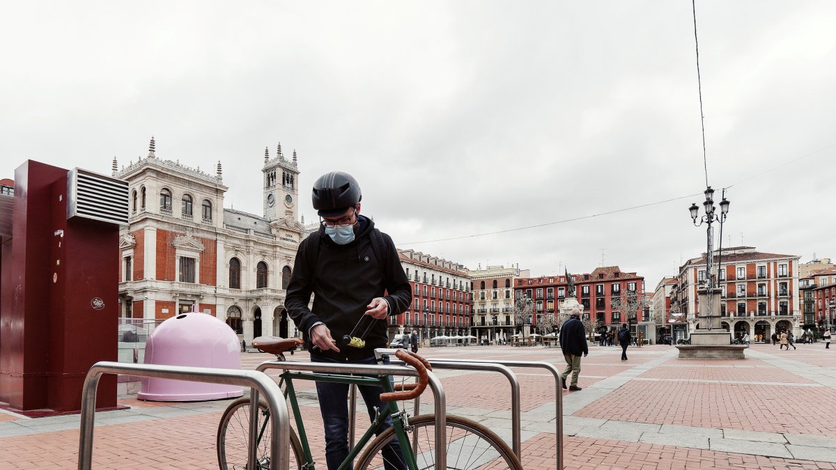 Una persona aparca su bicicleta en uno de los aparcamientos destinados a este tipo de vehículos en la plaza Mayor de Valladolid. / INNOLID