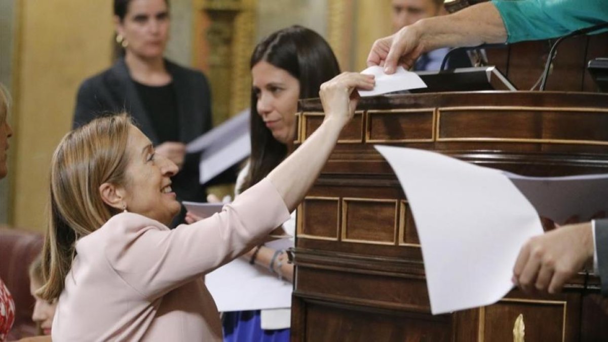 Ana Pastor entrega su voto durante la sesión constitutiva de las Cortes Generales.-EFE / J. J. GUILLÉN