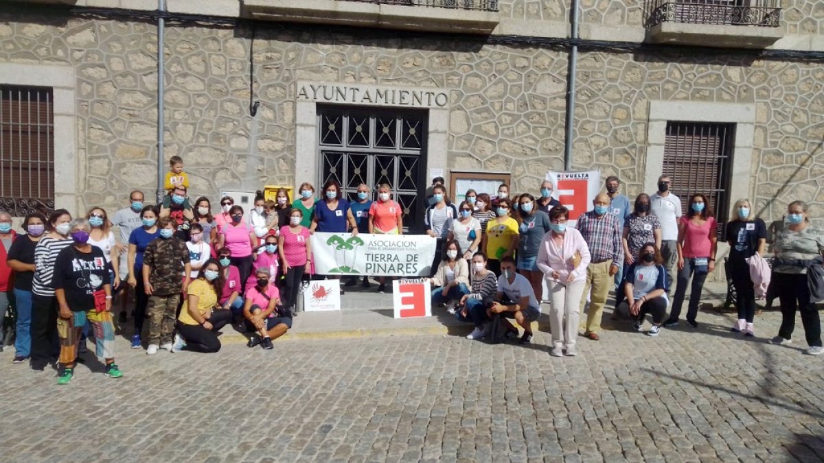 Acción reivindicativa 'Yo paro por mi pueblo' de la Revuelta de la España Vaciada, en San Bartolomé de Pinares (Ávila)- ICAL