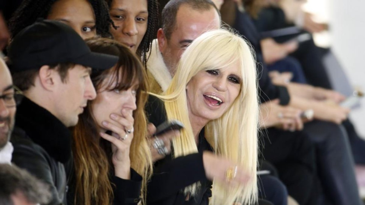 La diseñadora Donatella Versace ha revelado en una entrevista que su marca ya no utilizará más pieles.-/ CHARLES PLATIAU (REUTERS)