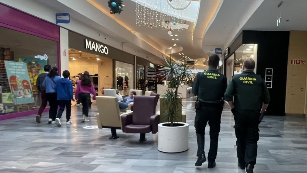 La Guardia Civil patrulla por el centro comercial Río Shopping - E.M.