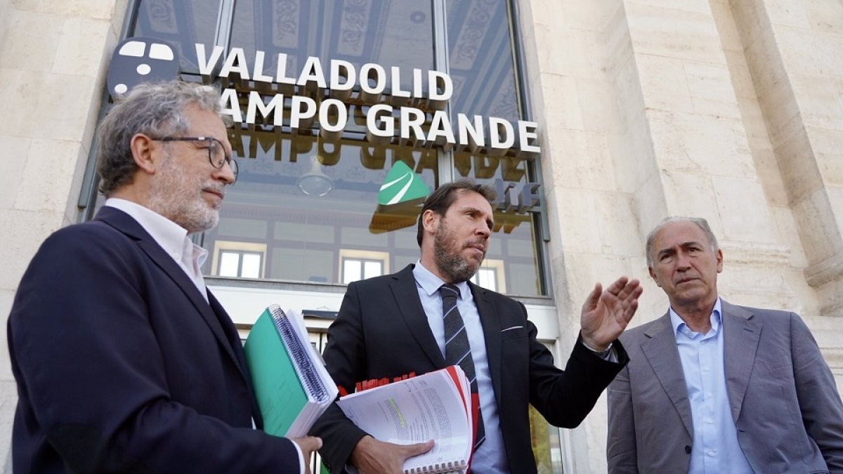 El alcalde de Valladolid, Óscar Puente, y el concejal de Planeamiento Urbanístico, Manuel Saravia, informan de los acuerdos adoptados en la reunión de la Sociedad Valladolid Alta Velocidad, tras su regreso de Madrid. -ICAL