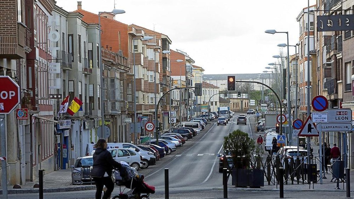 Travesía de Medina de Rioseco donde se observa el desvío hacia Villarramiel a la derecha.-J.M. LOSTAU