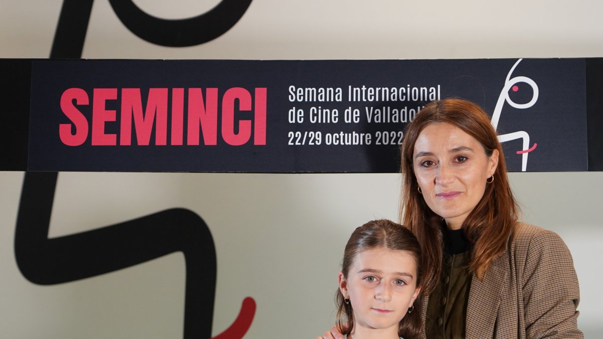 La directora de la película de la Sección Oficial 'Alma Viva', de Cristèle Alves Meira junto a la actriz Lua Michel. -ICAL