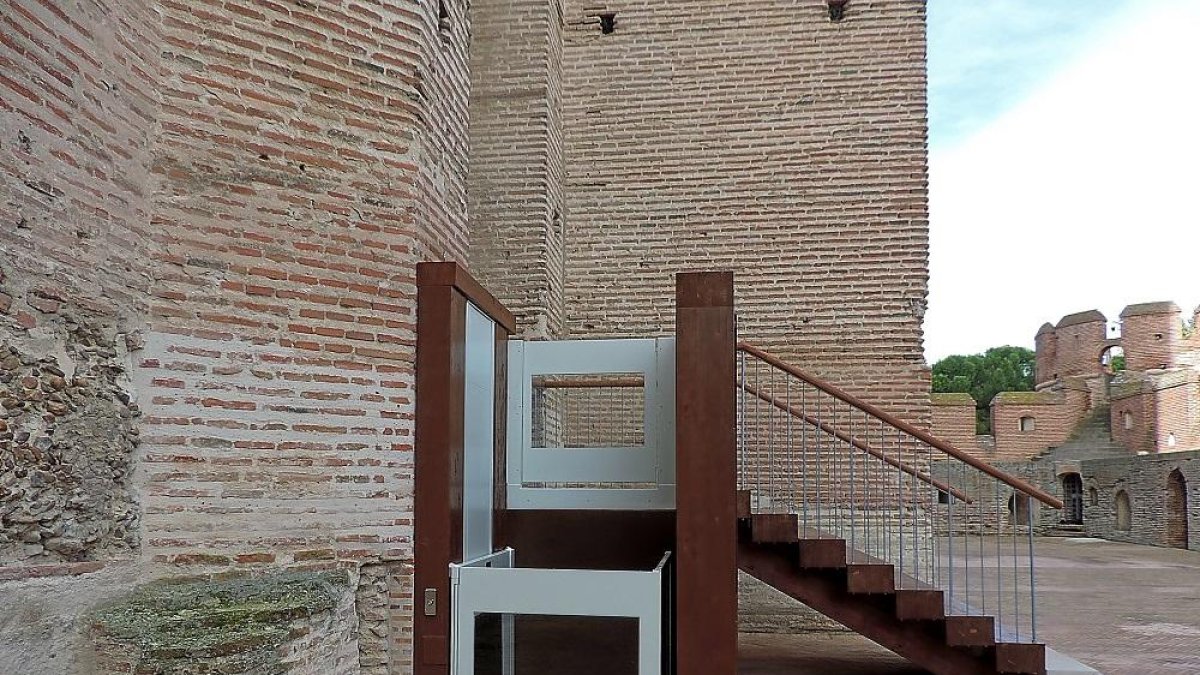 Vista de la escalera de acceso con el nuevo elevador lateral.-EL MUNDO