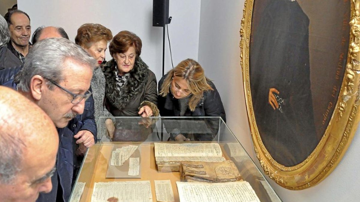 Visitantes del Museo de las Ferias de Medina del Campo observan una vitrina con ejemplares de los siglos XV y XVI-Santiago