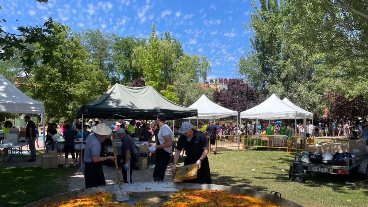 Paella popular en las fiestas de San Antonio de Arroyo. / E. M.