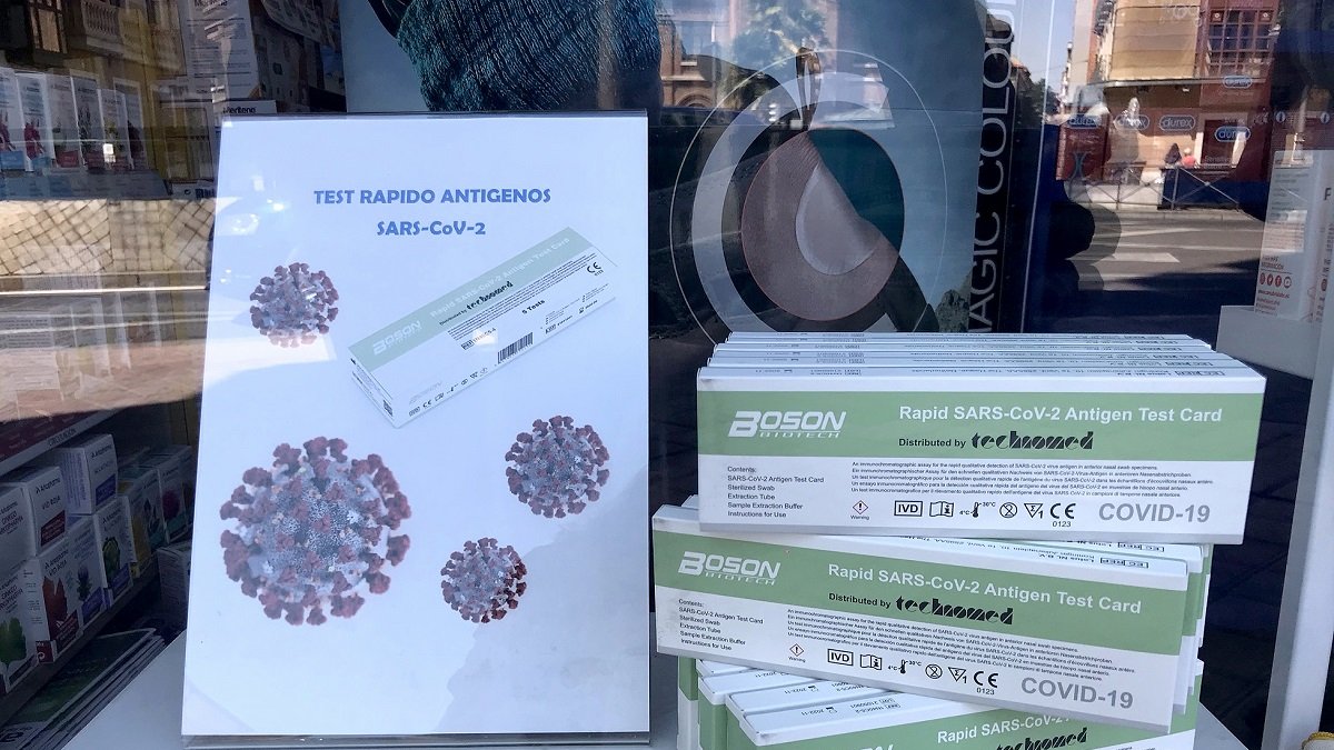 Test de antígenos a la venta en una farmacia de Valladolid.- ICAL