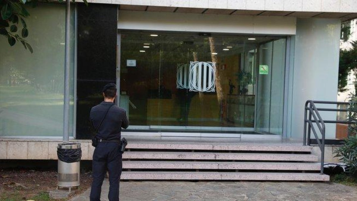 La Guardia Civil registra la sede de la Secretaria General de Deporte y la del Consejo Catalán de Deportes, en Esplugues.-FERRAN NADEU