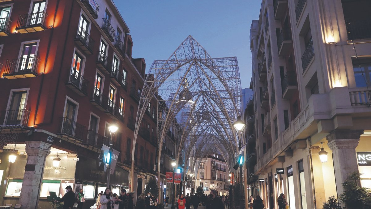 Arcos de iluminación de Navidad en la calle Santiago de Valladolid. PHOTOGENIC