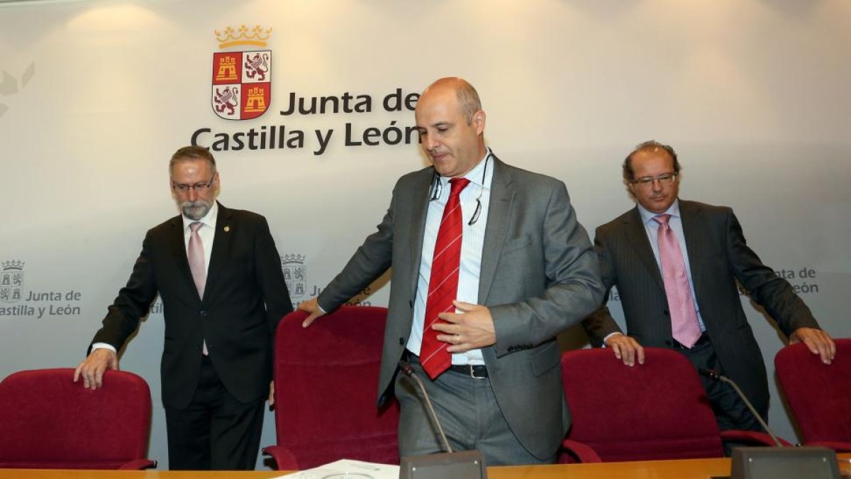 El director general de Producción Agropecuaria e Infraestructuras Agrarias, Jorge Llorente (C), presenta el convenio firmado con el Consejo de Colegios Profesionales de Veterianos de Castilla y León. Junto a él, el presidente del Consejo, Luciano Díez-Rubén Cacho / ICAL