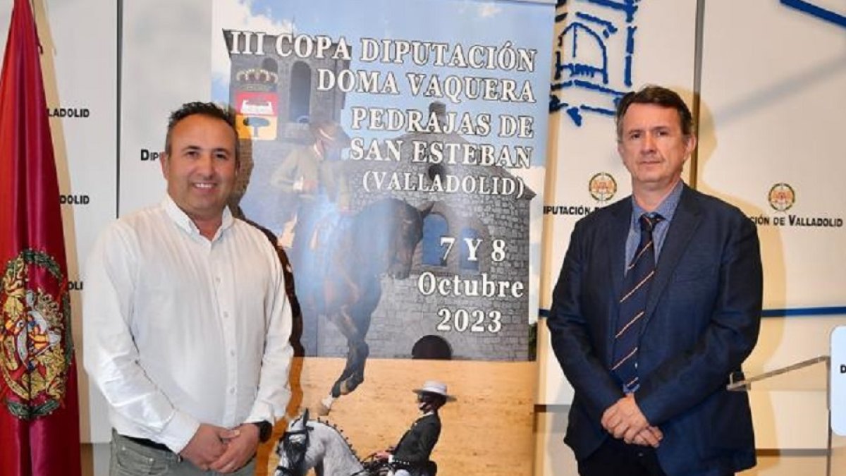 Alfonso Romo Martín, alcalde de Pedrajas de San Esteban, y  Carlos Redondo, vocal de doma vaquera de la Federación Hípica de Castilla y León. / EL MUNDO