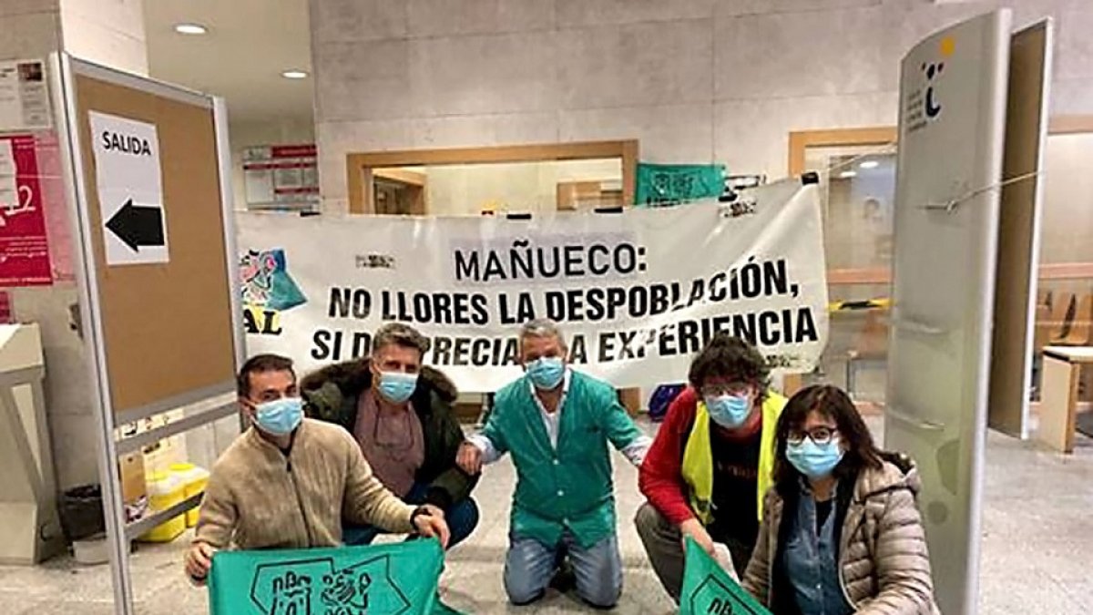 Encerrados de Uscal en la Delegación Territorial de Valladolid muestran sus pancartas, ayer. D. V.