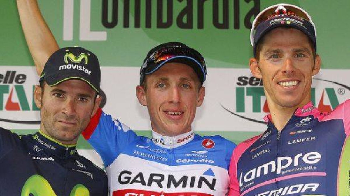 El podio de la clásica de Lombardía: el irlandes Dani Martin, el ganador, entre el murciano Alejandro Valverde (izquierda), segundo, y el portugués Rui Costa, tercero.-Foto: AFP / LUK BENIES