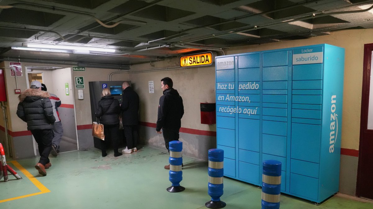 La taquilla de Amazon ‘Amazon Locker’ enel parking de la plaza Mayor de Valladolid, que lleva instalado desde el pasado mes de enero. J.M. LOSTAU