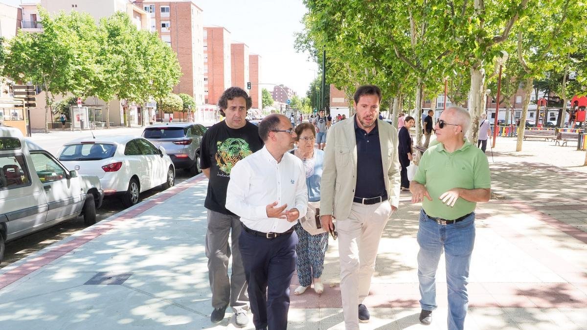 Óscar Puente, junto a Luis Vélez durante la visita al nuevo carril bici.-ICAL