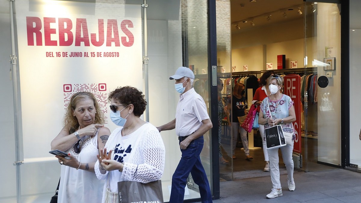 Entrada de una céntrica tienda de ropa en el periodo de rebajas. J. M. LOSTAU