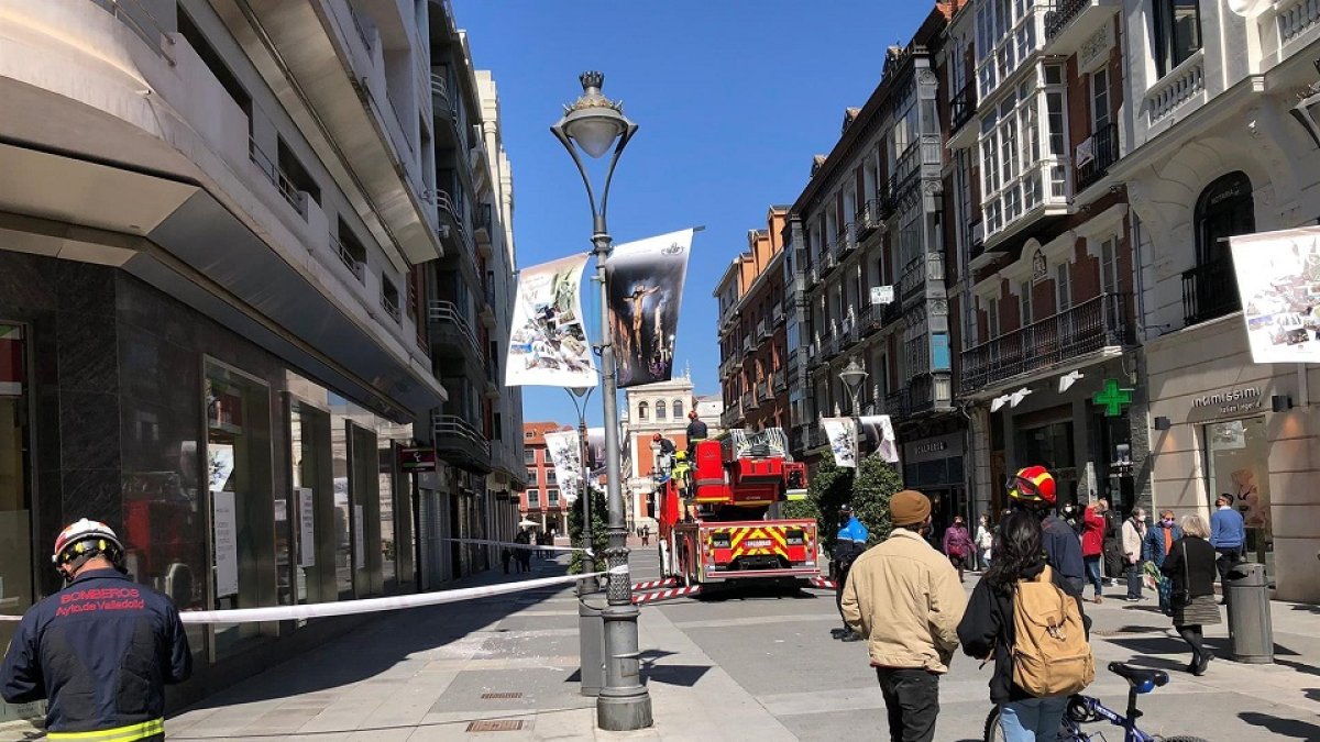 Bomberos y Policía Municipal acotan una zona de la calle Santiago de la capital vallisoletana tras la caída de cascotes de una fachada. - EUROPA PRESS