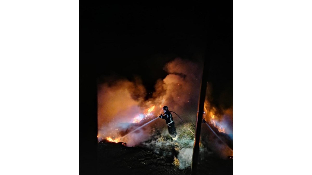 Un bombero sofoca el incendio declarado en el término municipal de Corcos del Valle.- E. M.