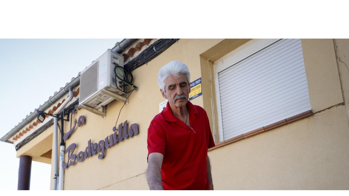Roberto Gómez, junto al lugar en el que mataron en 2007 a su hijo Óscar, en el bar que el joven regentaba en Tordesillas. PHOTOGENIC