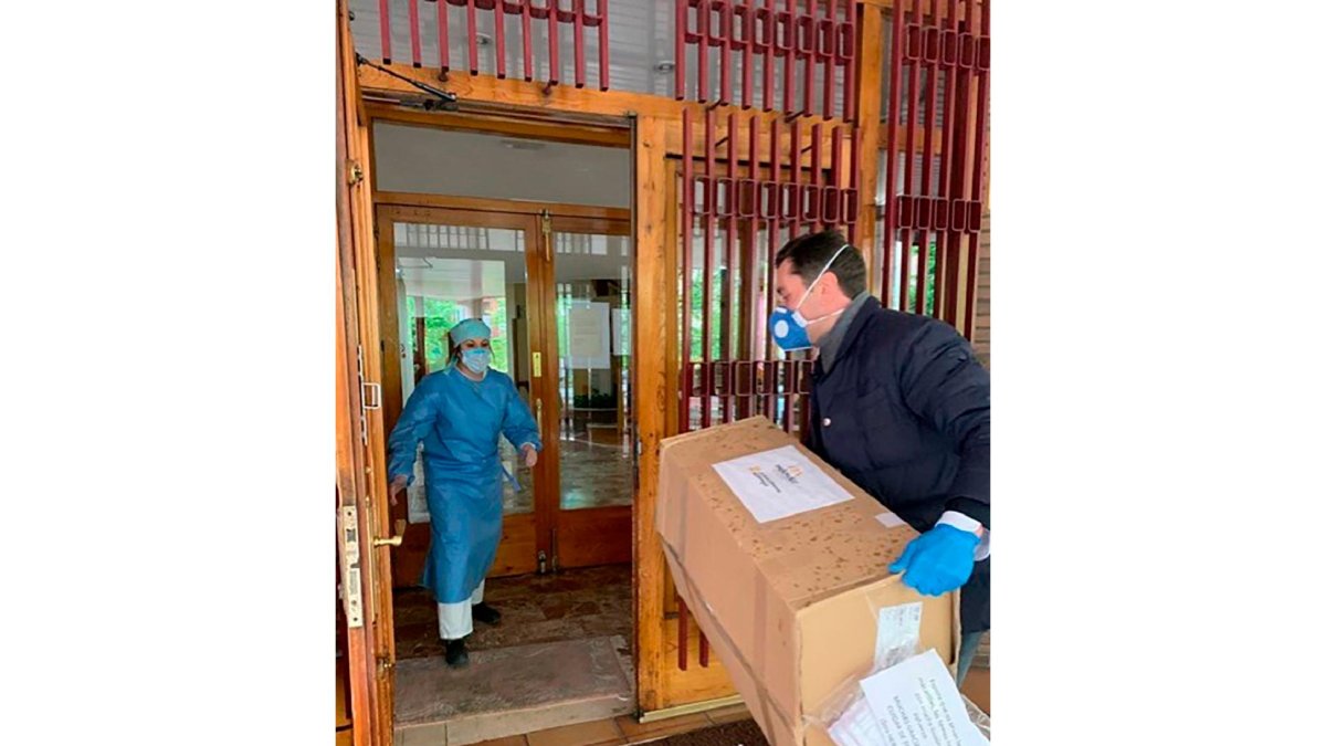 Javier Meléndez, CEO de la compañía, hace entrega de material de protección a una residencia de ancianos de Valladolid.  LA POSADA