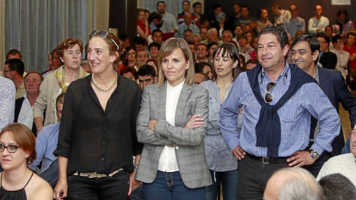 Concejales del PP Judicial de Valladolid se ponen en pie para presentar su candidatura.-