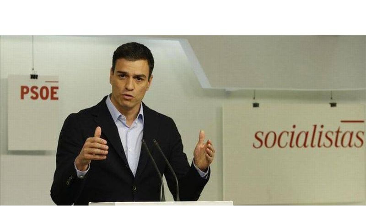 El secretario general del PSOE, Pedro Sánchez, en rueda de prensa.-Foto: JUAN MANUEL PRATS