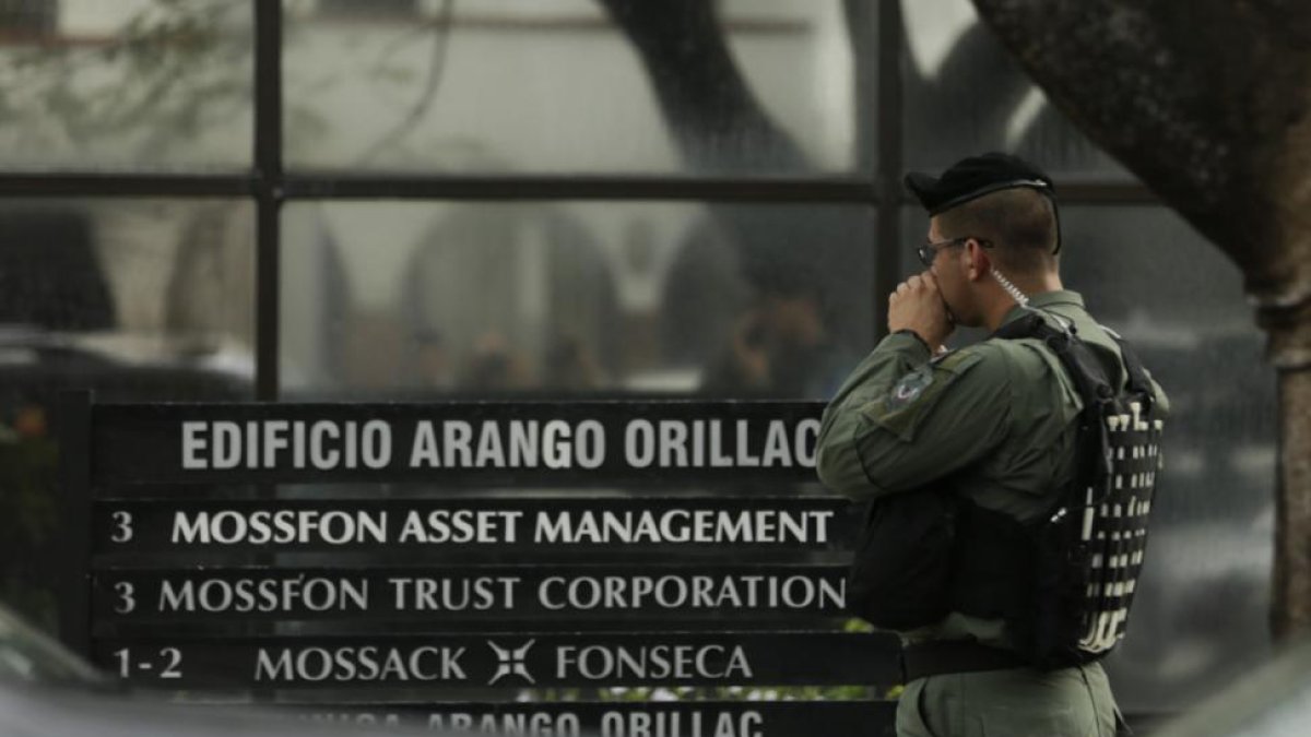 Un policía espera en la puerta de la sede de Mossack Fonseca en Ciudad de Panamá, este martes.-AP / AMULFO FRANCI