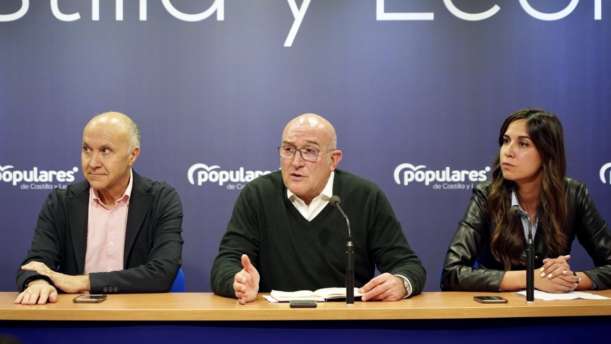 Jesús Julio Carnero, junto a Ramiro Ruiz Medrano y Blanca Jiménez, en su comparecencia ante los medios de comunicación. -ICAL.