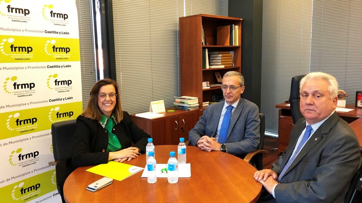 Ángeles Armisen, presidenta de la FRMP junto a Luis Heredero y Juan José Aliste, presidente de la AVTCyL. - ICAL