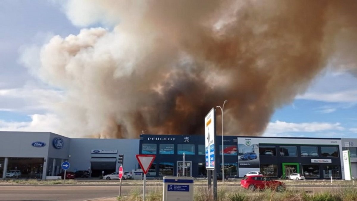 Incendio en un terreno de cereal entre Zaratán y Valladolid que llegó a amenazar algunas naves industriales. - EUROPA PRESS