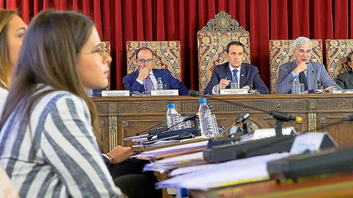 La portavoz de Ciudadanos y el presidente de la Diputación escuchan los reproches de TLP, ayer.-PABLO REQUEJO/PHOTOGENIC