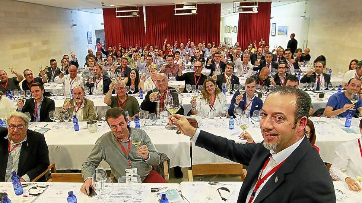 El presidente del ComitéTécnico de la Ascyl, Adolfo ‘Fito’ Benéitez, brinda ayer con un vino del Bierzo junto a los sumilleres participantes en las jornadas.-J.M. LOSTAU