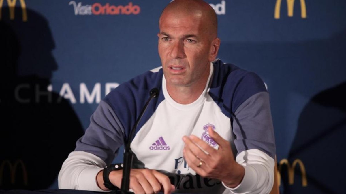 Zidane da explicaciones en rueda de prensa tras la derrota ante el PSG.-EFE / MARK LYONS