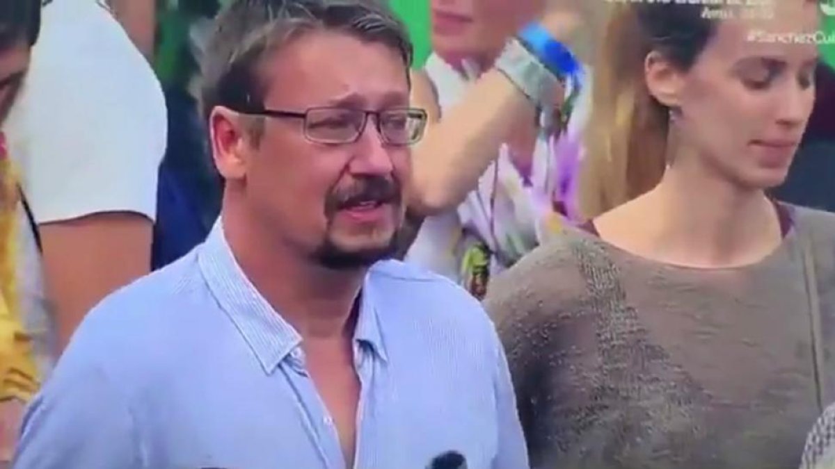 Domènech, captado llorando por las cámaras durante la manifestación de este sábado en Barcelona.-CAPTURA / TV-3
