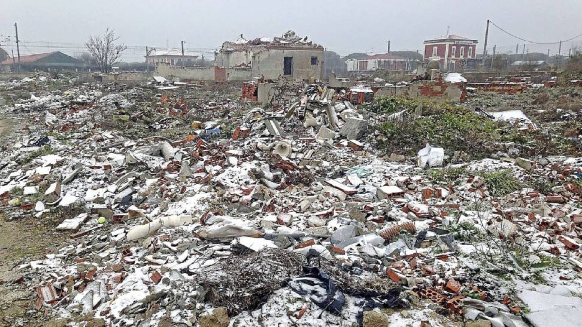 Imagen de una de las escombreras denunciadas en pleno casco urbano-El Mundo