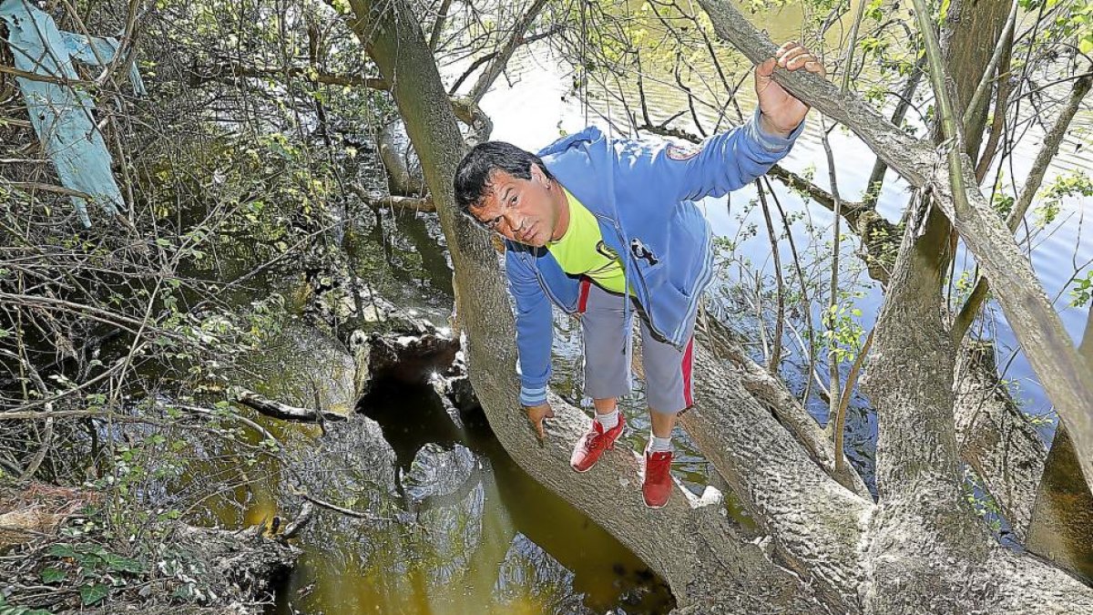 Pedro Dual, el pescador que descubrió el cadáver, muestra el lugar exacto donde halló el cuerpo.-J. M. LOSTAU