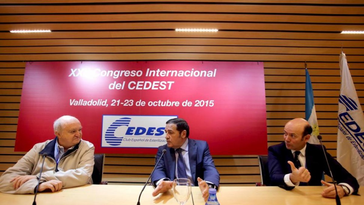 El consejero de Sanidad, Antonio María Sáez (C), inaugura el XXII Congreso Internacional del Club Español de Esterilización (CEDEST) junto al presidente del CEDEST José Fereres y Jesús García (D), del comité organizador.-ICAL