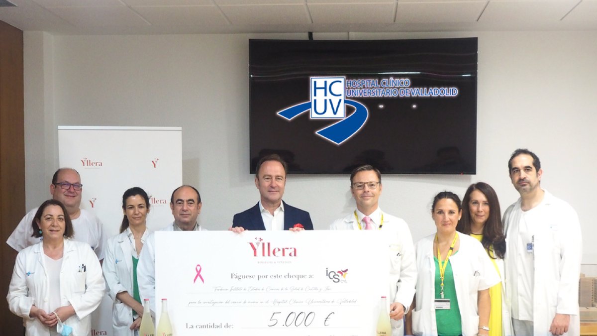 Donación de 5.000 euros de Grupo Yllera al HCUV. / E. M.