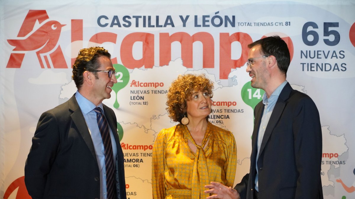 El director territorial de Alcampo en Castilla y León, Jesús López, y la directora de Comunicación Externa, Yolanda Fernández, antes de la rueda de prensa. ICAL