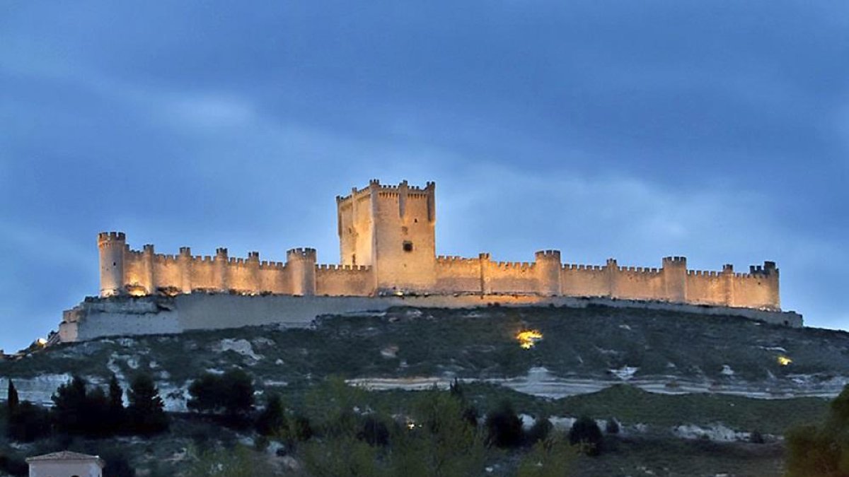 Vista panorámica del castillo de Peñafiel, iluminado sobre la ladera donde asienta.-AYTO. PEÑAFIEL